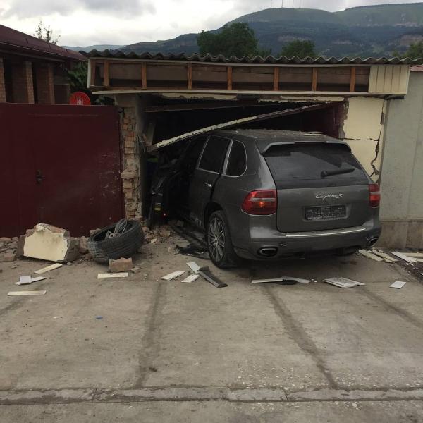 В Кисловодске Porsche Cayenne на полном ходу врезался в гараж